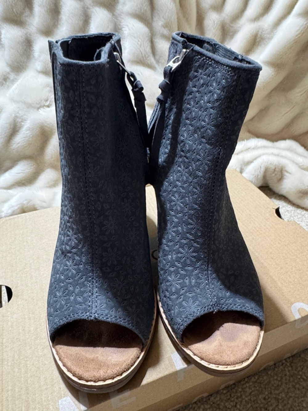 Toms Gray Floral-Embossed Peep-Toe Block Heel Mules - Picture 2 of 6